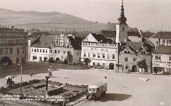 Pohled z radnièní vìže na muzeum, starou lékárnu a hotel Fialka